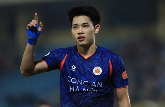 Nguyễn Đình Bắc rực sáng tại Lạch Tray giúp CAHN tiến sát chức vô địch V.League