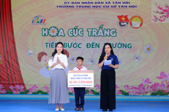 Hơn 144 triệu đồng từ “Hoa cúc trắng” tiếp sức học trò mồ côi ở Tân Hội