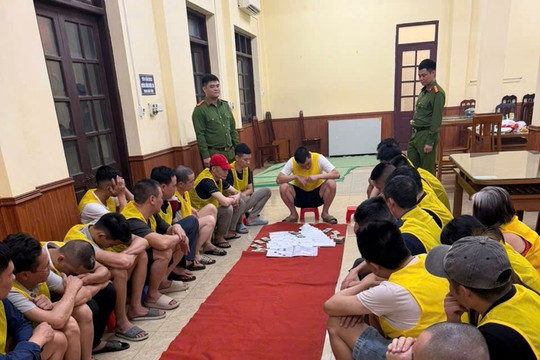 Ninh Bình triệt phá tụ điểm xóc đĩa tại nhà dân, khởi tố 25 đối tượng
