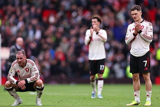 Liverpool thua Manchester United 2-3: Khi vương triều lụi tàn và lời hồi chuông cho Arne Slot