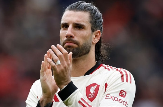 Dominik Szoboszlai gây bão với hành động khoe logo vô địch sau trận thua MU tại Old Trafford