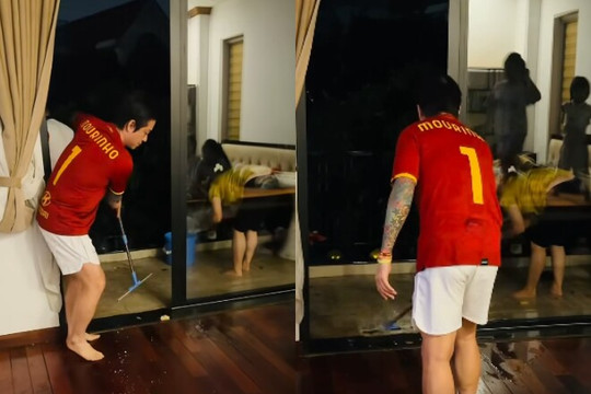 Ca sĩ Tuấn Hưng hì hục tát nước do mưa lớn và nỗi lòng với bà con vùng lũ