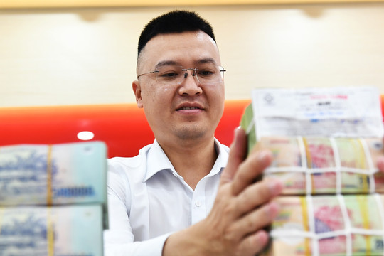 Lãi suất ngân hàng hôm nay 4/5/2026: Vietcombank bất ngờ áp dụng mức 7,4%/năm