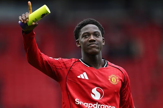 Kobbie Mainoo rực sáng trước Liverpool, đưa Manchester United trở lại Champions League
