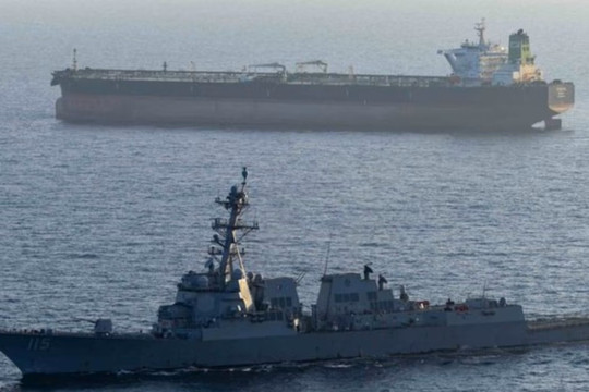 Iran cảnh báo biến eo biển Hormuz thành nghĩa địa tàu chiến Mỹ, hai siêu tàu dầu lọt lưới phong tỏa