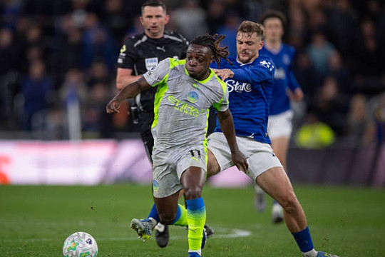 Jeremy Doku lập cú đúp siêu hạng nhưng Man City chính thức mất quyền tự quyết đua vô địch