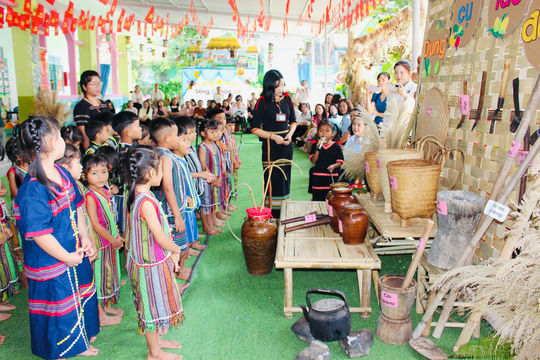 Gỡ rào cản ngôn ngữ cho trẻ DTTS ở vùng cao