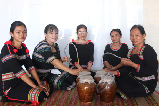 Giữ hồn văn hóa trong ché rượu cần của người Raglai