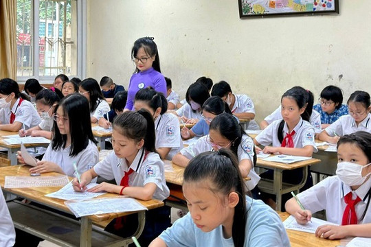 Hộ khẩu thôn đặc biệt khó khăn học nơi khác có được hỗ trợ chi phí học tập?