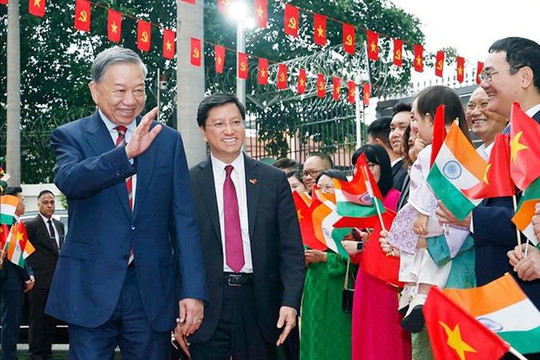 Tổng Bí thư, Chủ tịch nước Tô Lâm gặp gỡ cán bộ Đại sứ quán và cộng đồng người Việt Nam tại Ấn Độ