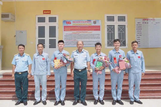 Trung đoàn 915 tổ chức thành công các ban bay thả đơn cho học viên phi công