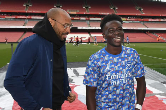 Thierry Henry nhắn nhủ Bukayo Saka: Hãy đưa Arsenal từ kẻ Bất bại thành những người Bất tử