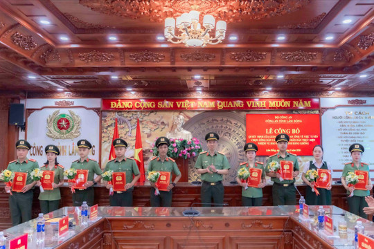 Công an Lâm Đồng tuyển dụng, phong cấp bậc hàm cho 29 cán bộ an ninh hàng không
