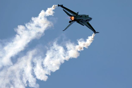 Phân tích kỹ thuật né tên lửa R-77 của tiêm kích F-16 trong trận không chiến tại Lugansk