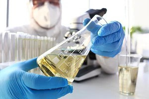 Đối đầu tại eo biển Hormuz: Iran phóng tên lửa tấn công cụm tàu chiến Mỹ