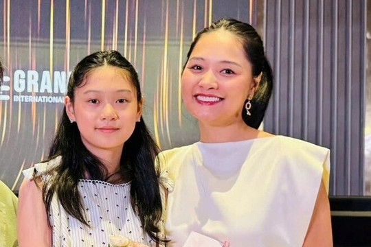Ái nữ nhà Hoa hậu Hương Giang được vinh danh tại trường quốc tế và sở hữu chiều cao 1m78