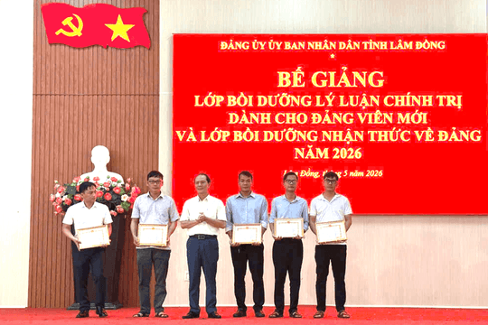 83 học viên hoàn thành lớp bồi dưỡng lý luận chính trị dành cho đảng viên mới và lớp nhận thức về Đảng