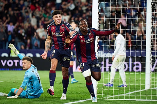 Levante ngược dòng kịch tính 3-2 trước Osasuna: Bước ngoặt từ tấm thẻ đỏ