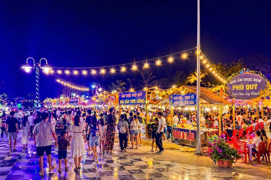 Phu Quy night food market creates new tourism highlight