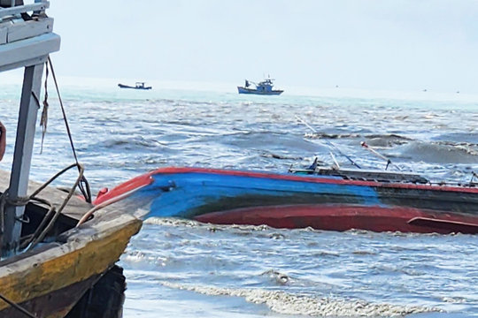 Một tàu cá bị sóng lớn đánh chìm trên vùng biển La Gi