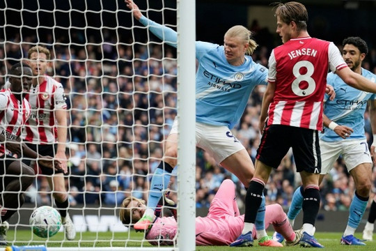 Man City 3-0 Brentford: 'Cỗ máy' của Pep Guardiola phả hơi nóng vào Arsenal
