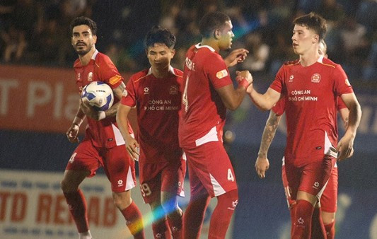 Nguyễn Tiến Linh giải cơn khát bàn thắng, CA TPHCM ngược dòng hạ SLNA 3-1