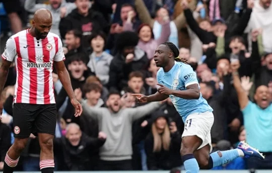 Jeremy Doku bùng nổ giúp Man City đè bẹp Brentford và áp sát ngôi đầu của Arsenal
