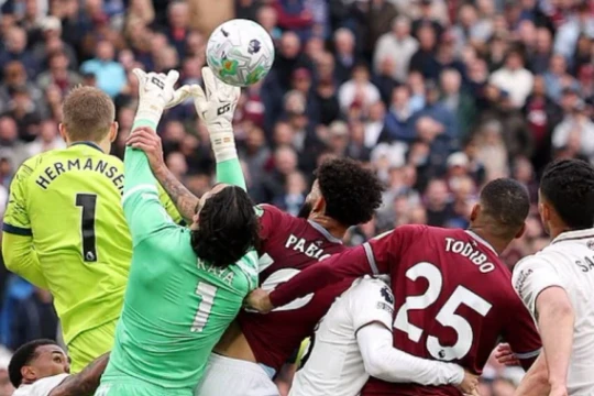 Arsenal giữ vững ngôi đầu sau tranh cãi VAR, Schmeichel chỉ trích quyết định tước bàn thắng của West Ham