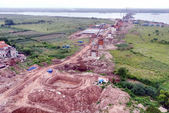 Cầu Hồng Hà 10.000 tỷ đồng vượt tiến độ: Loạt trụ cầu vươn cao trên sông Hồng