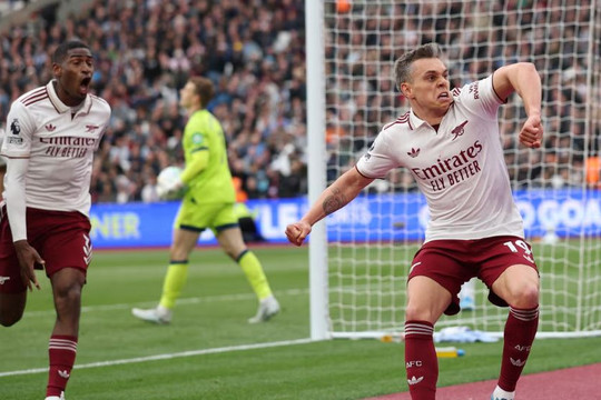 Arsenal thắng nghẹt thở West Ham 1-0: Khúc cua định mệnh và tranh cãi VAR phút 94