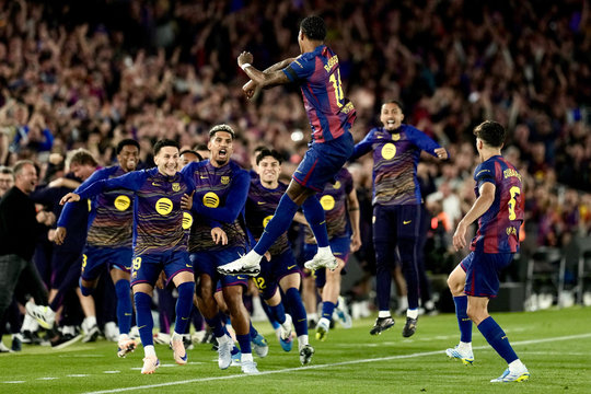 Barcelona đánh bại Real Madrid 2-0 để chính thức đăng quang La Liga sớm 3 vòng đấu
