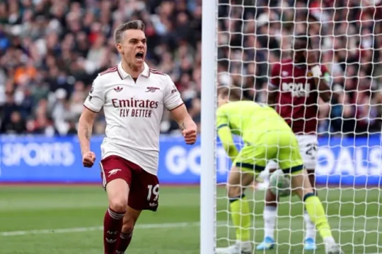 Arsenal thắng sát nút West Ham 1-0: David Raya xuất thần, Leandro Trossard hóa người hùng