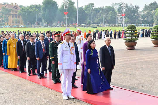 Đoàn đại biểu tham dự Đại hội đại biểu toàn quốc Mặt trận Tổ quốc Việt Nam lần thứ XI vào Lăng viếng Chủ tịch Hồ Chí Minh
