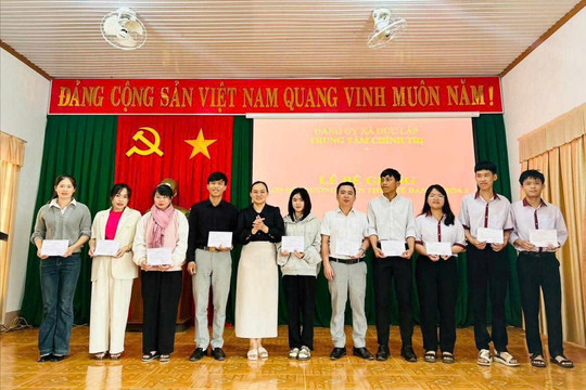 Ðắk Sắk phát triển Ðảng đi vào chiều sâu