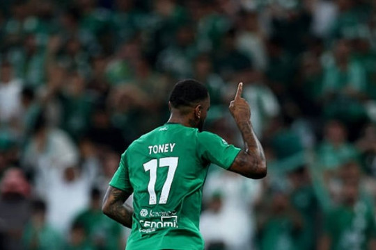 Al Ahli thắng kịch tính 2-1 trước Al Taawoun: Dấu ấn Ivan Toney và Riyad Mahrez