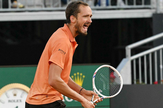 Rome Open: Medvedev lội ngược dòng kịch tính, Swiatek và Rybakina hủy diệt đối thủ