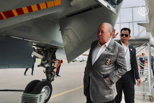 Quốc vương Malaysia trực tiếp kiểm chứng tiêm kích tàng hình Su-57E tại Nga