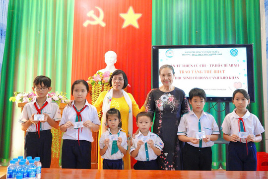 Trao quà hỗ trợ người dân, học sinh khó khăn tại Nam Gia Nghĩa