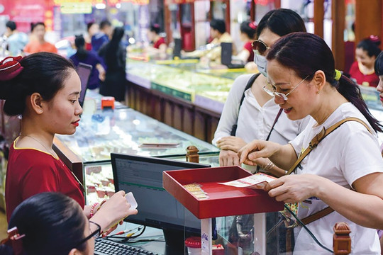 Giá vàng hôm nay chiều 13/5/2026: Vàng nhẫn trơn, vàng miếng chốt giảm 500 nghìn đồng, vàng thế giới mất mốc 4.700 USD