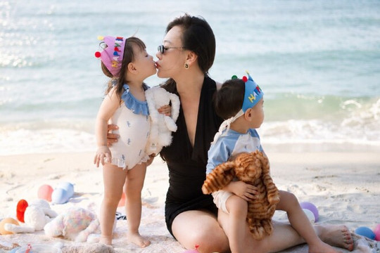 Phương Oanh tổ chức sinh nhật cho cặp song sinh Jimmy - Jenny trên bãi biển
