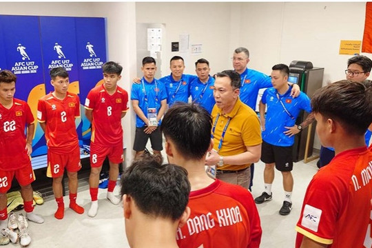U17 Việt Nam nỗ lực đứng dậy sau cú sốc: Chủ tịch VFF Trần Quốc Tuấn khích lệ tinh thần toàn đội