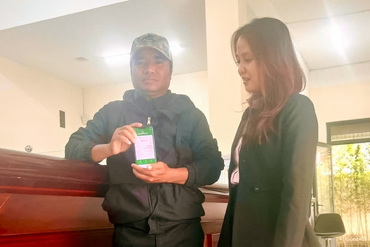 Người dân Lâm Đồng trao trả tiền do chuyển khoản nhầm