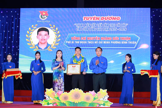 Phó Bí thư Thường trực Tỉnh ủy Lâm Đồng Đặng Hồng Sỹ dự tuyên dương 116 thanh niên tiên tiến làm theo lời Bác