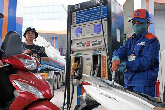 Giá xăng dầu đồng loạt giảm từ chiều nay, RON95-III xuống còn 24.078 đồng mỗi lít