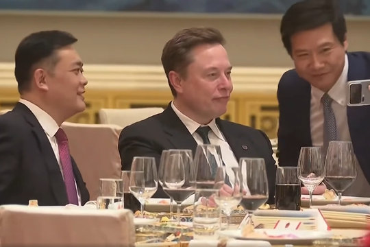 Khoảnh khắc CEO Xiaomi Lei Jun selfie cùng tỷ phú Elon Musk gây sốt giới công nghệ toàn cầu