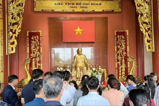 Chuỗi hoạt động kỷ niệm 136 năm Ngày sinh Chủ tịch Hồ Chí Minh tại Lào