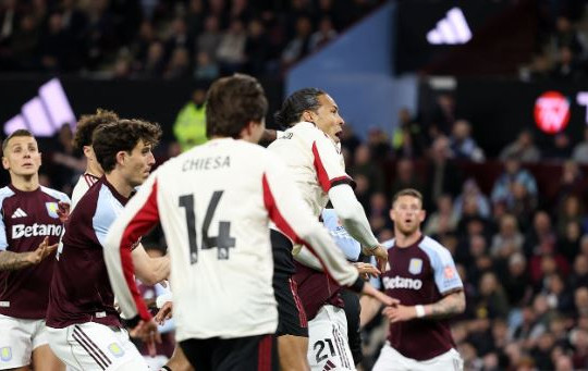 Liverpool thảm bại 2-4 trước Aston Villa: Cú đúp trớ trêu của Van Dijk và điểm sáng Ngumoha