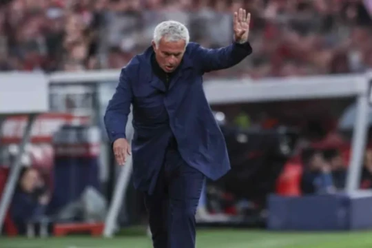 Jose Mourinho tái xuất Real Madrid: Người đặc biệt và sứ mệnh dẹp loạn tại Bernabeu