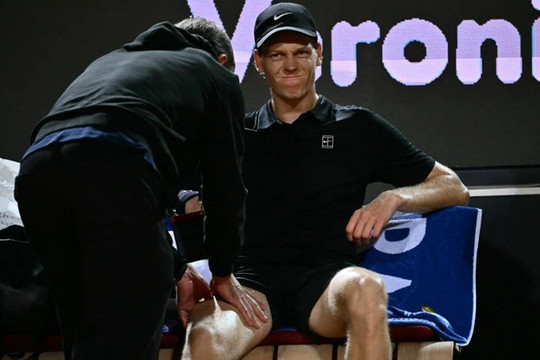 Jannik Sinner đối đầu Daniil Medvedev tại Rome Open: Kịch chiến 3 set bị gián đoạn vì mưa