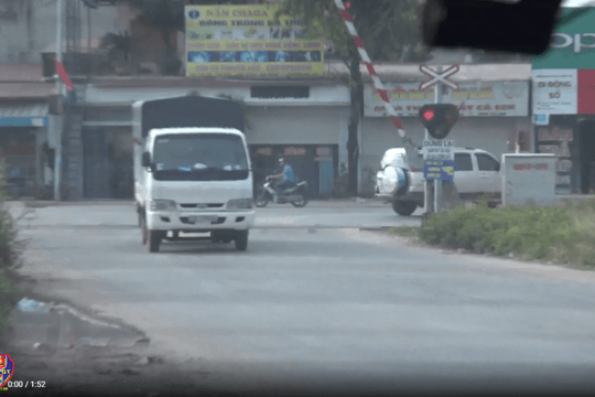 Từ 15/5, tăng mức phạt người điều khiển xe ô tô, mô tô vượt đường ngang qua đường sắt khi chắn đang dịch chuyển; đèn đỏ đã bật sáng